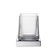 כוס זכוכית  שקופה מונחת למברשות שיניים